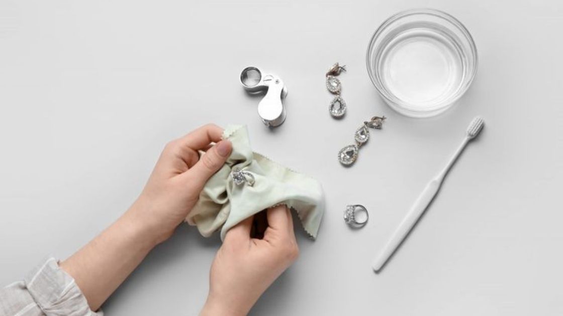 7 Easy Ways to Restore White Gold That’s Turned Yellow